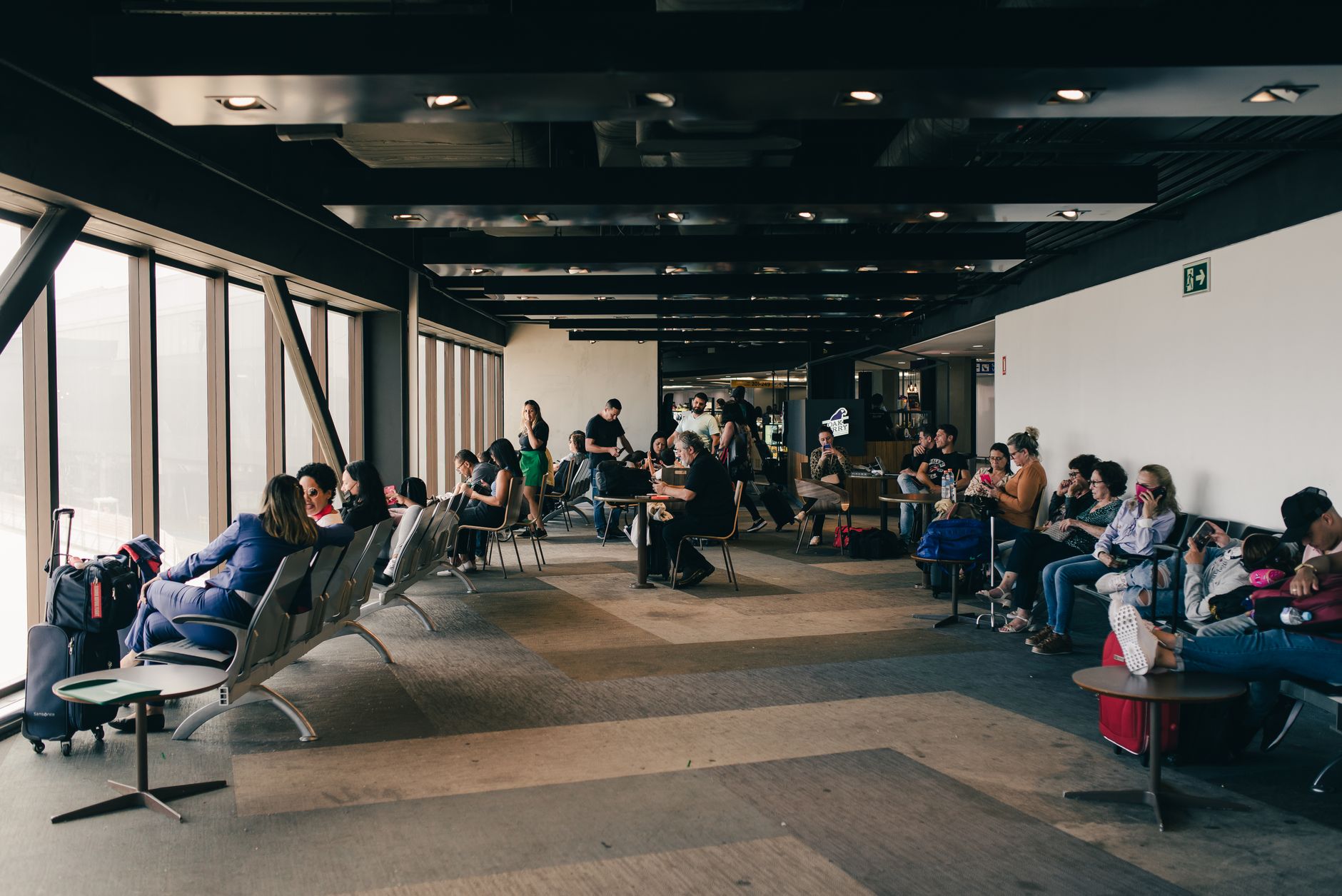 Lennujaama lounge'is istuvad reisijad