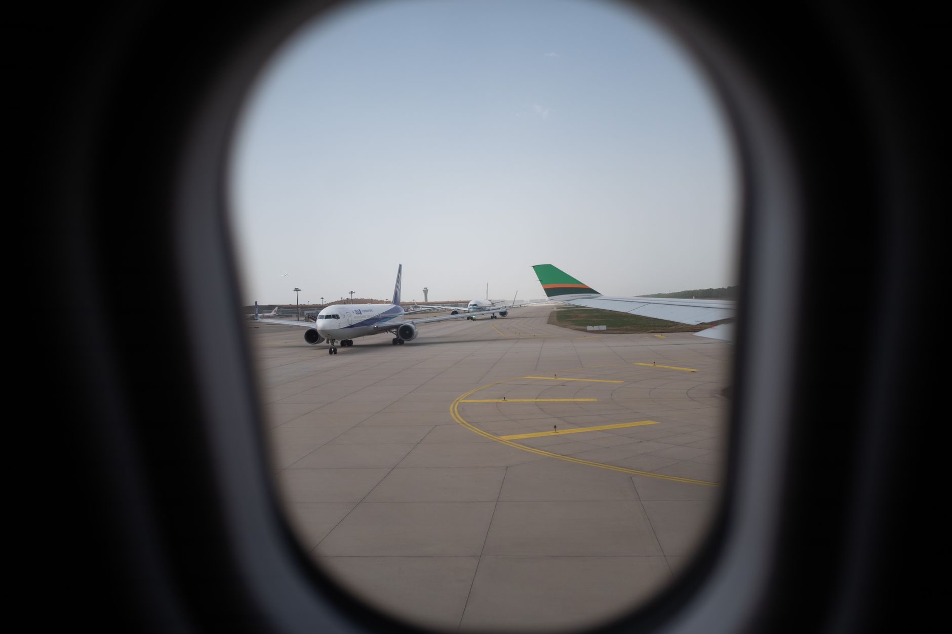 Wizz Airi lennuk lennujaamas suvise reisimise meeleolus