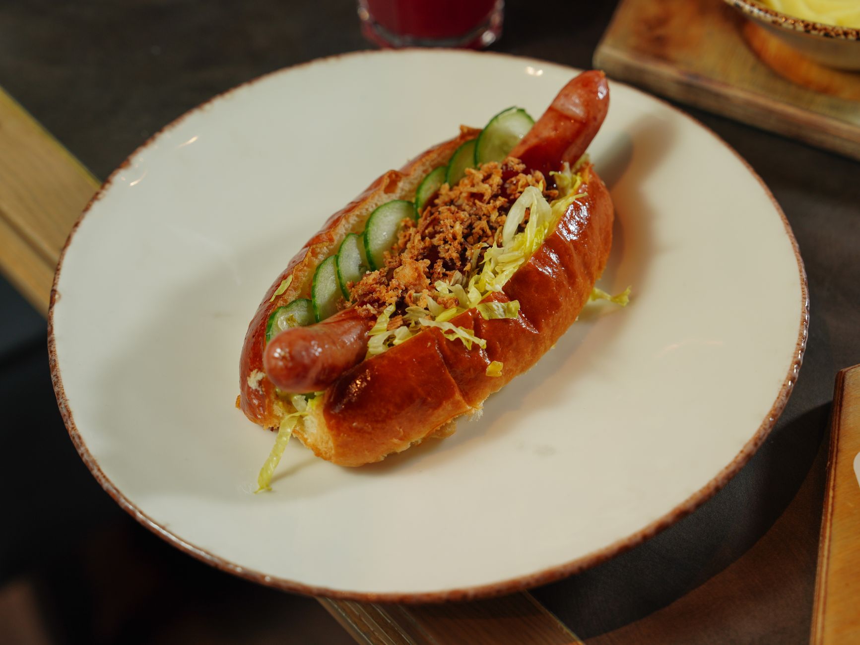 Esimese klassi hot dog hapukoore ja lisanditega