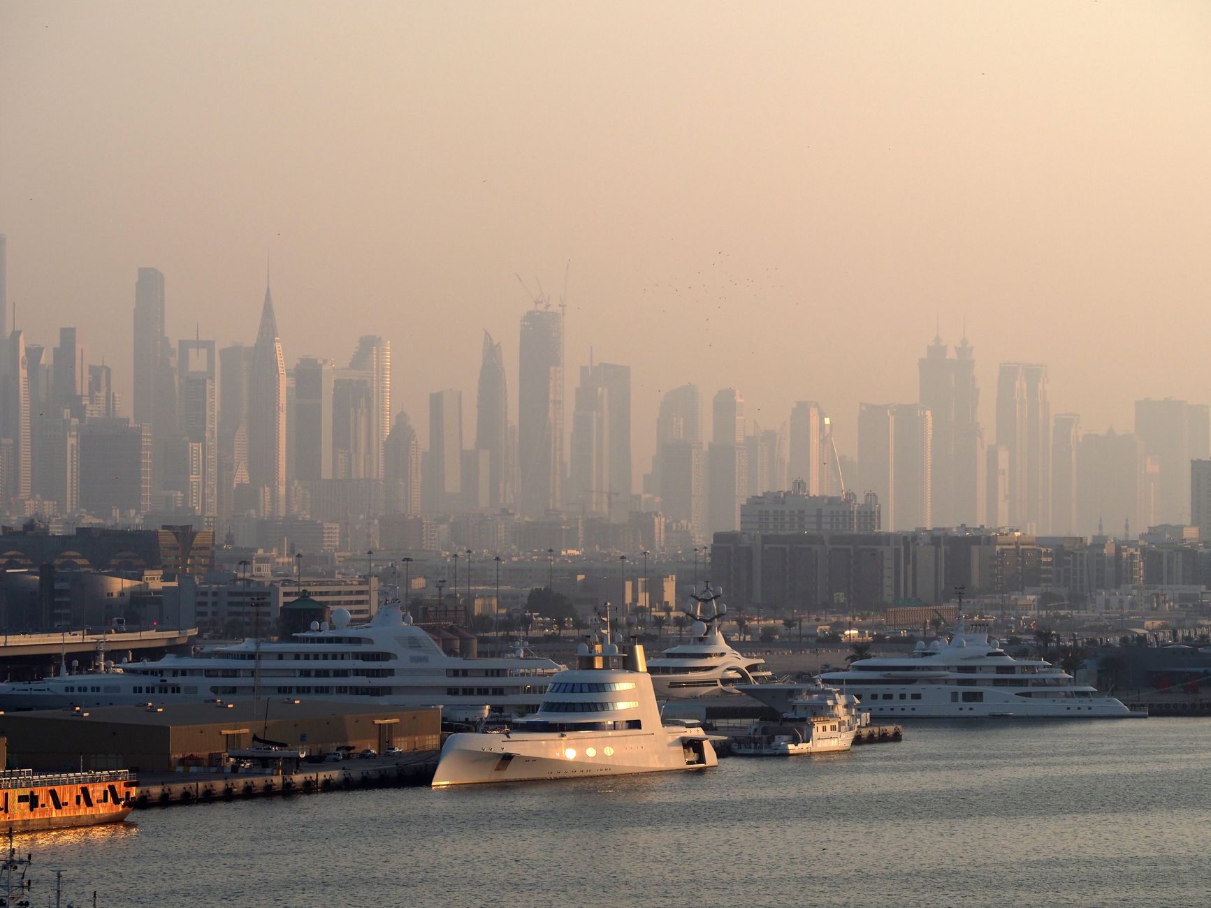 Dubai siluett ja pilvelõhkujad