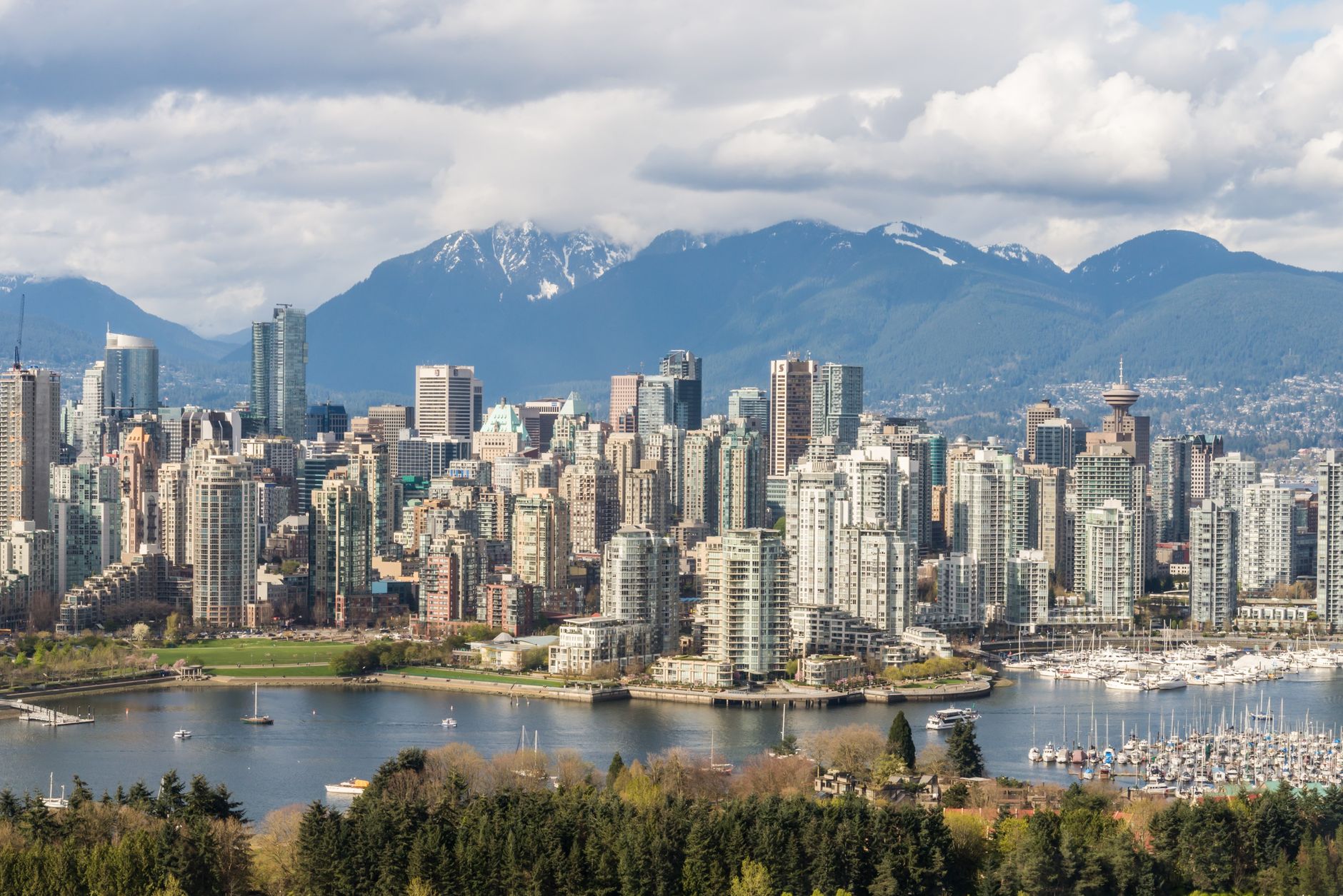 Vancouveri siluett ja sadam Kanada läänerannikul