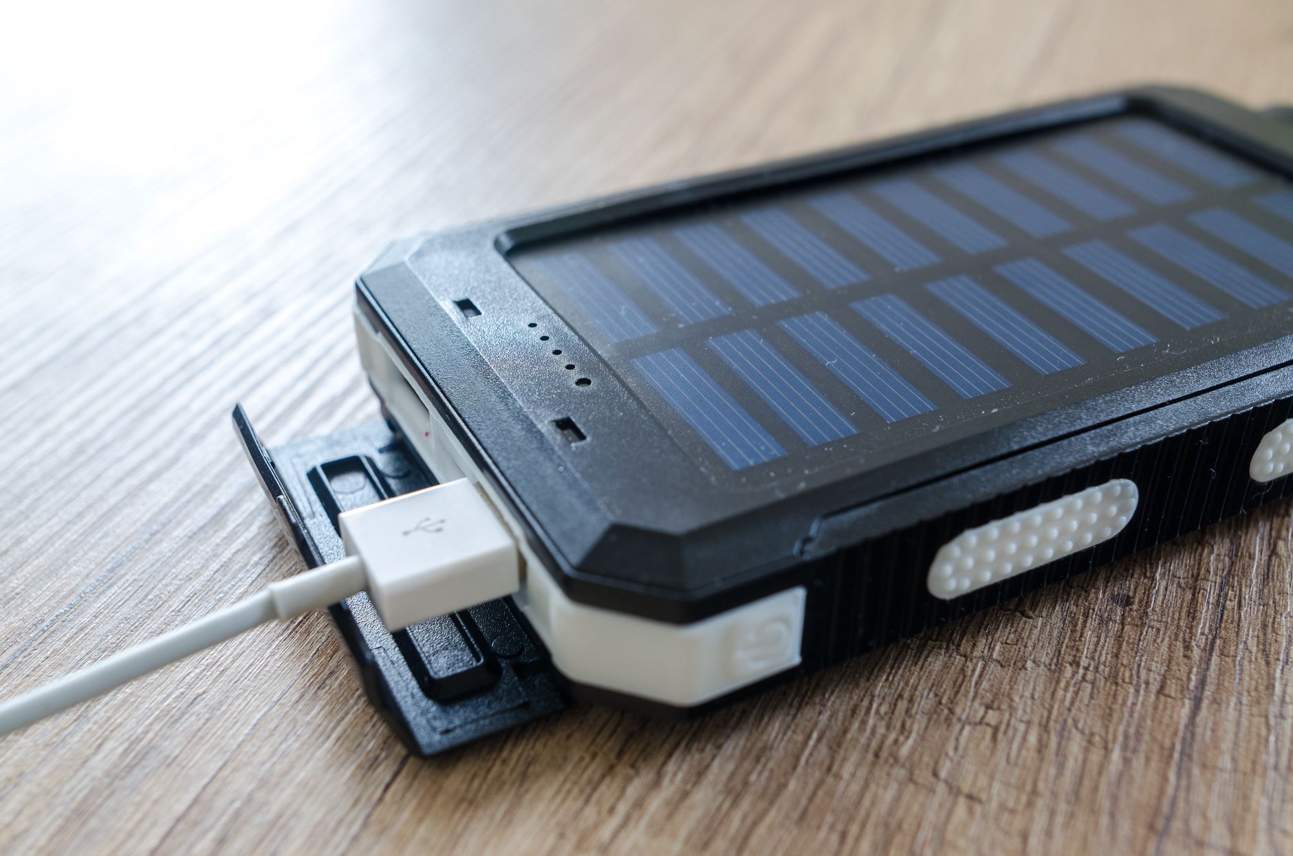 Akupank ja kohver reisiks pakkimisel