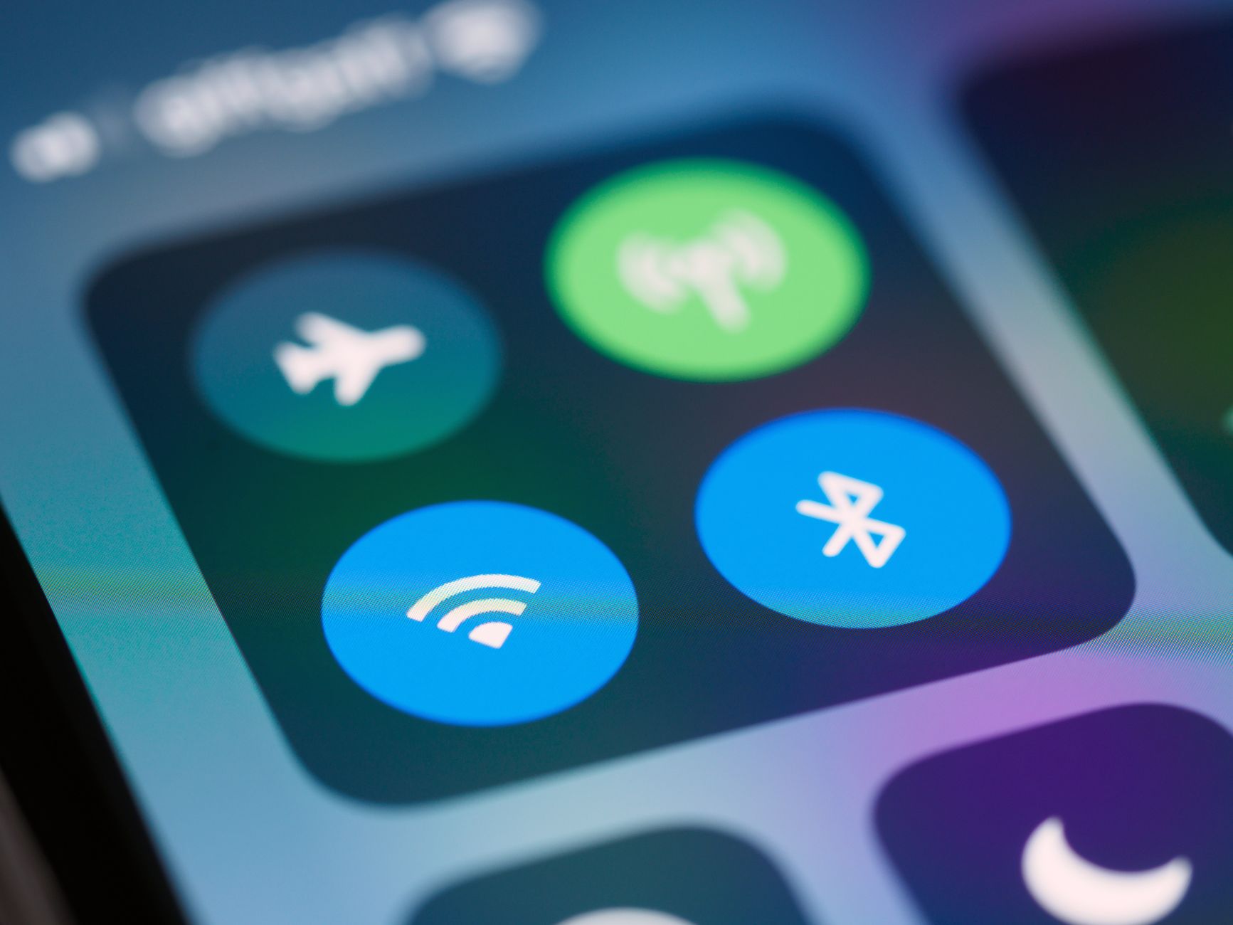 Reisija kasutab lennukis telefoni internetiga